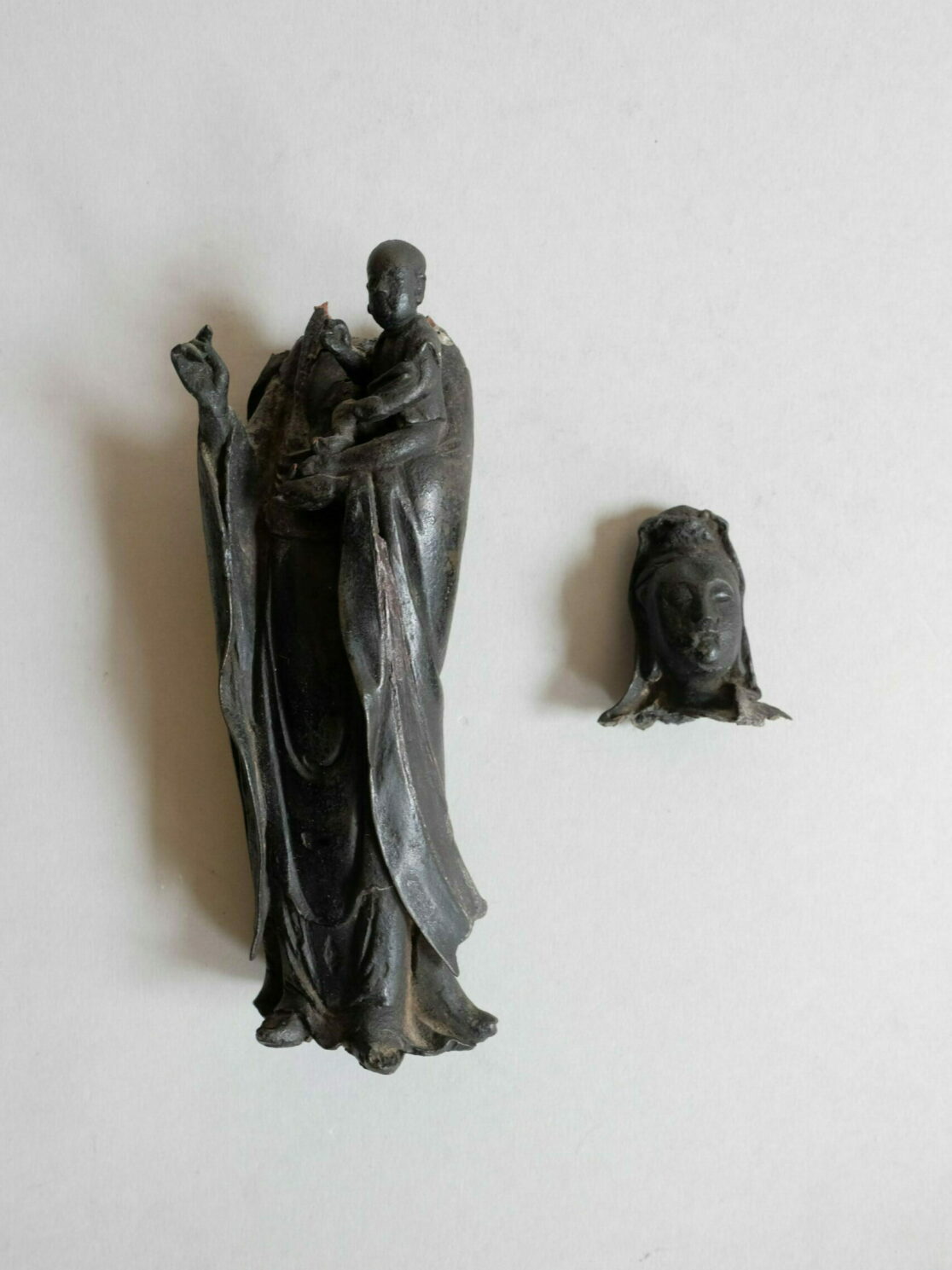 Bronzen guanyin voor restauratie, het hoofd is afgebroken